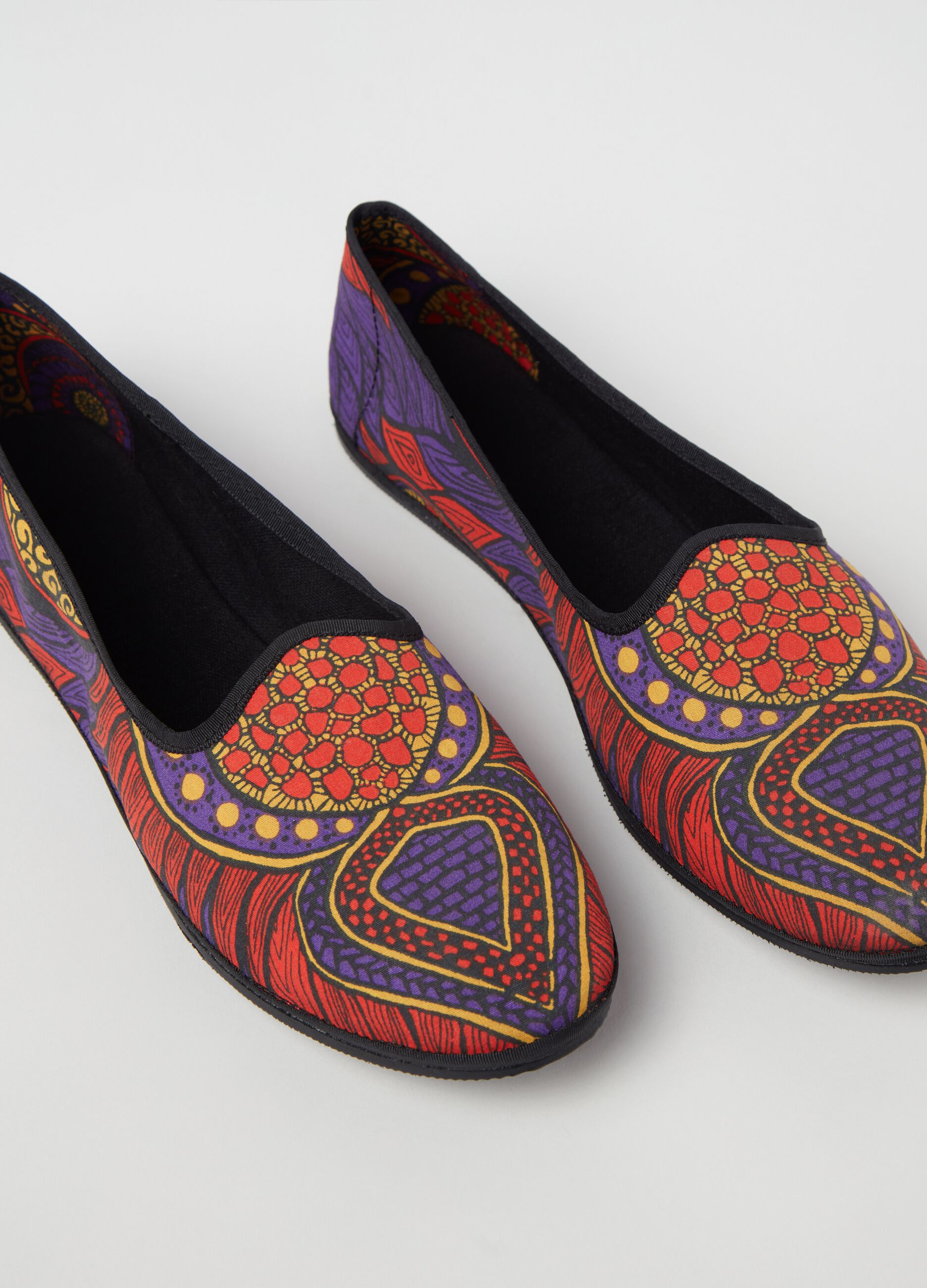 Slipper shoes with ethnic pattern