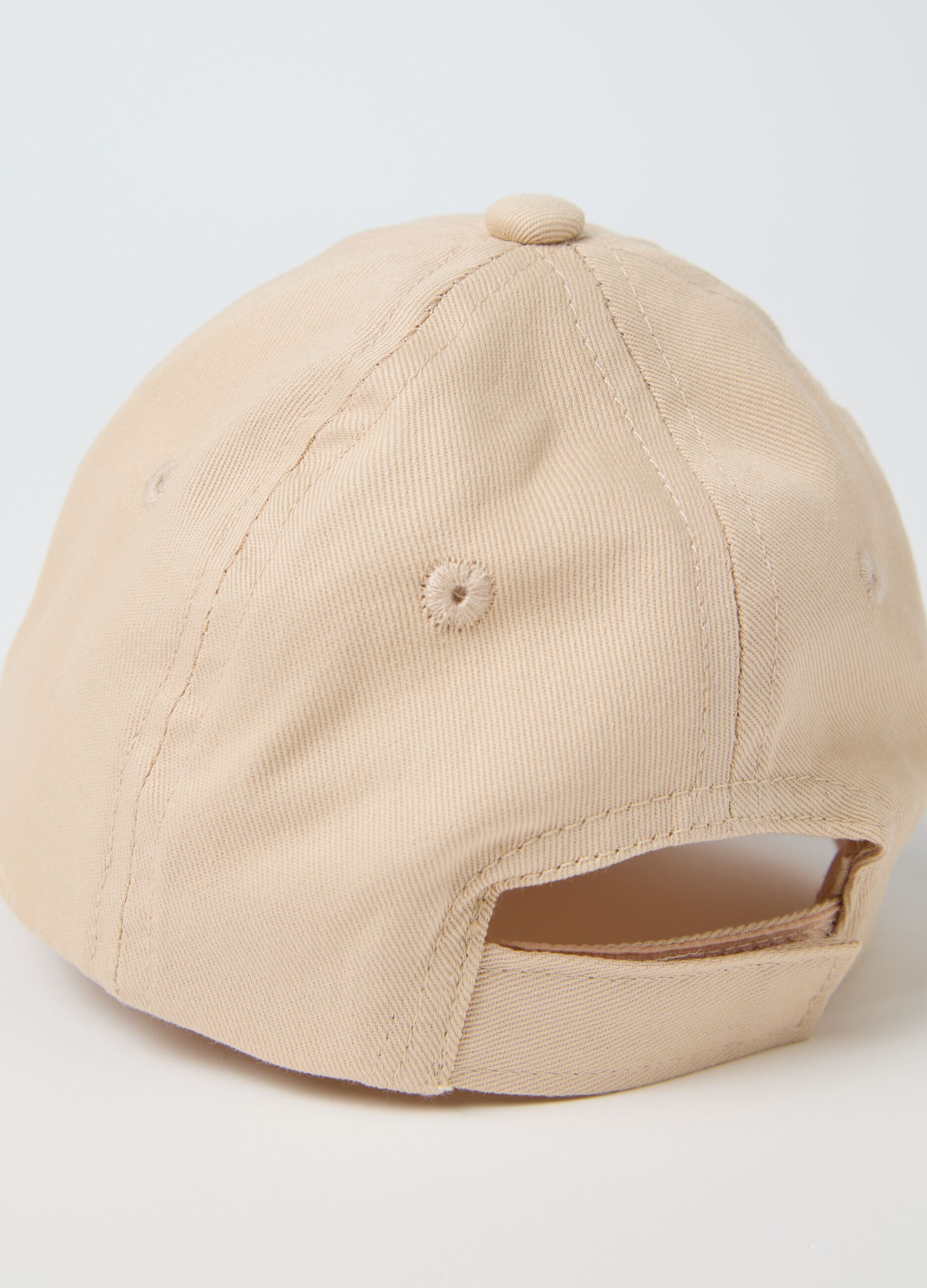 Babies’ beige hat in 100% cotton with embroidered animal