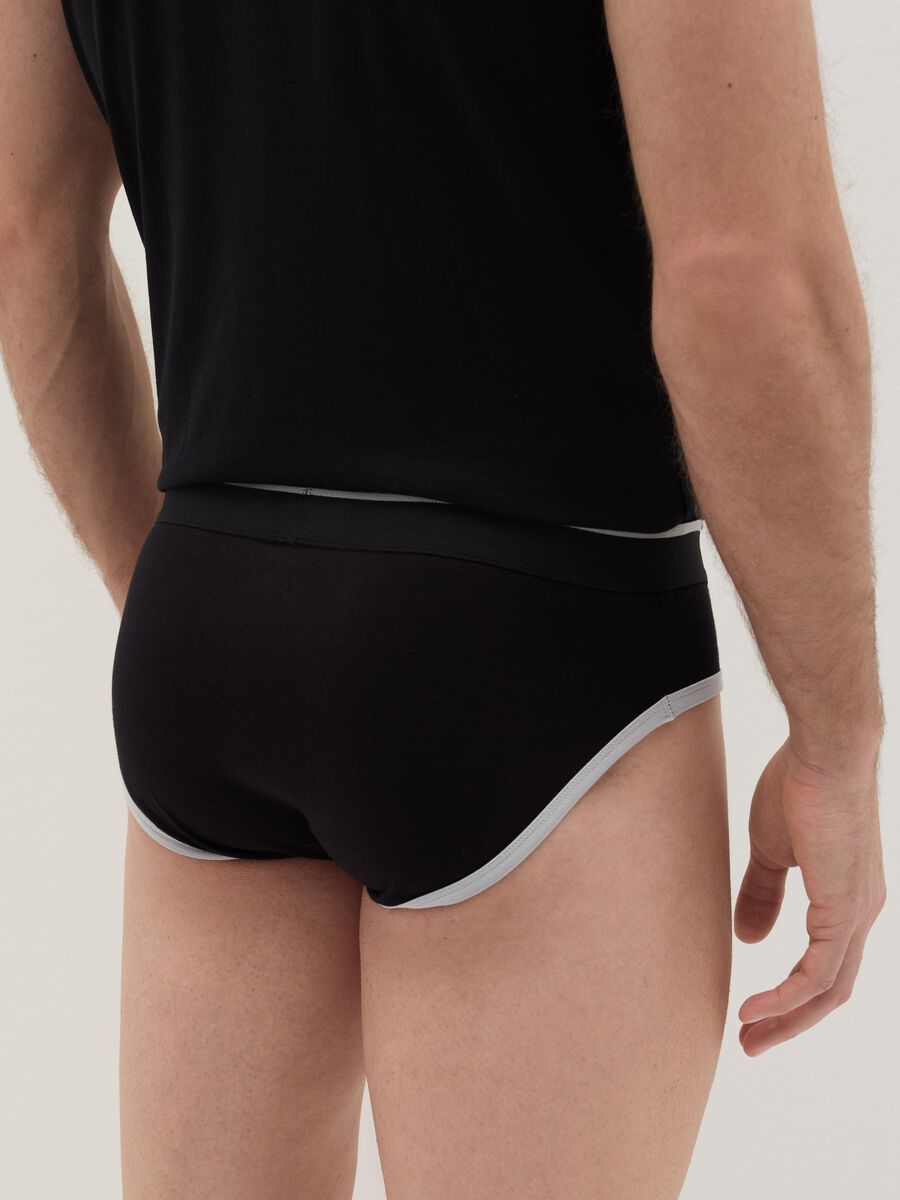 Stretch briefs with contrasting details_3