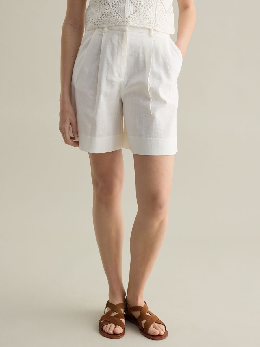 Women’s white regular-fit Bermuda shorts in cotton and viscose_1