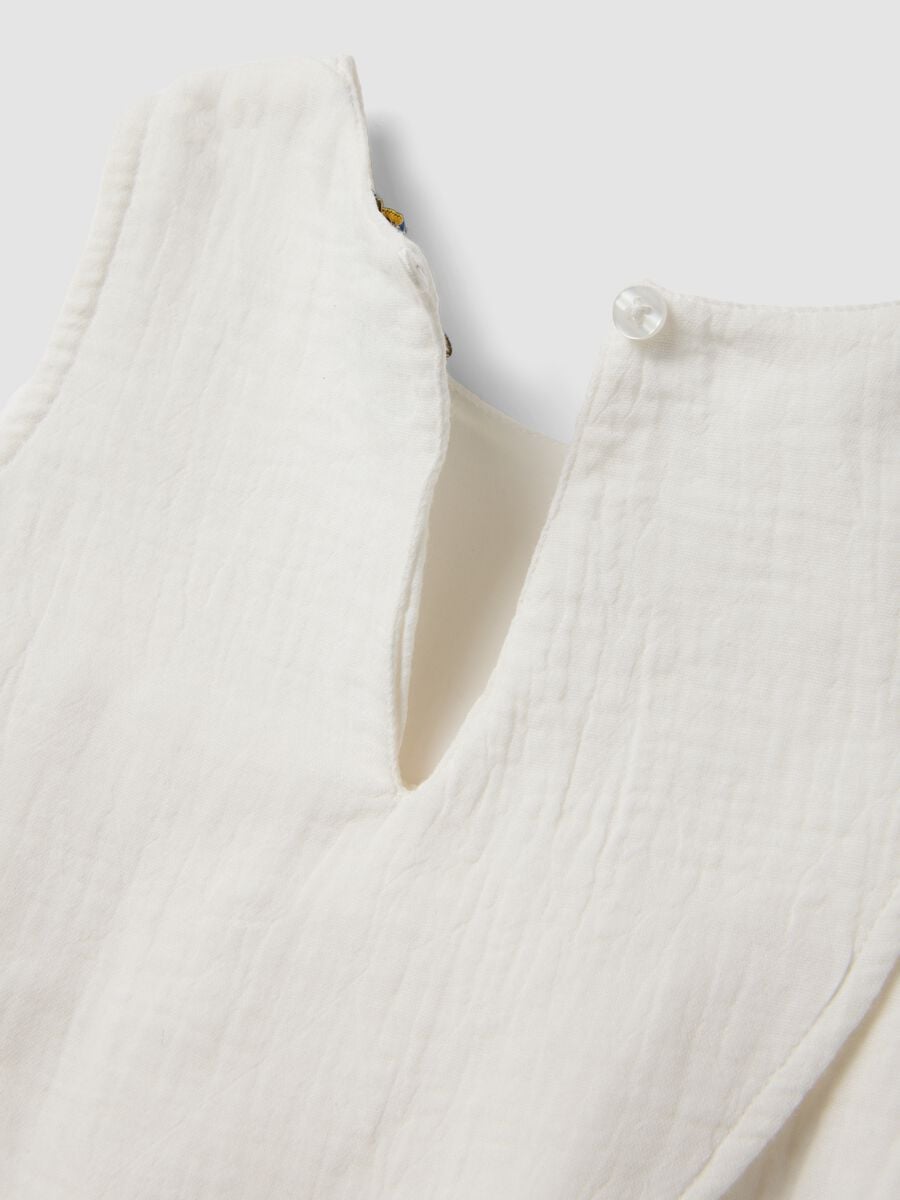Completo bianco in puro cotone con top smanicato e shorts_3