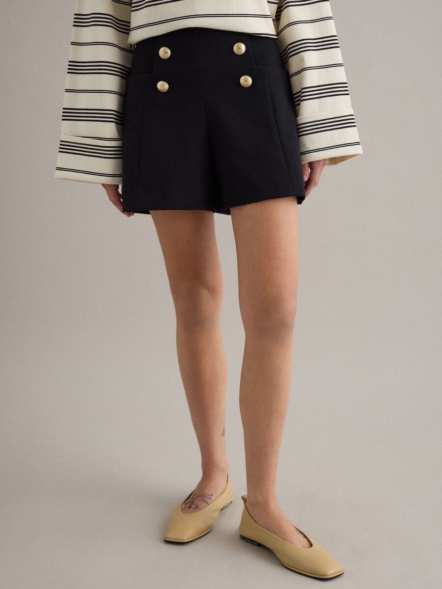 Shorts neri regular fit con vita alta e bottoni dorati_1