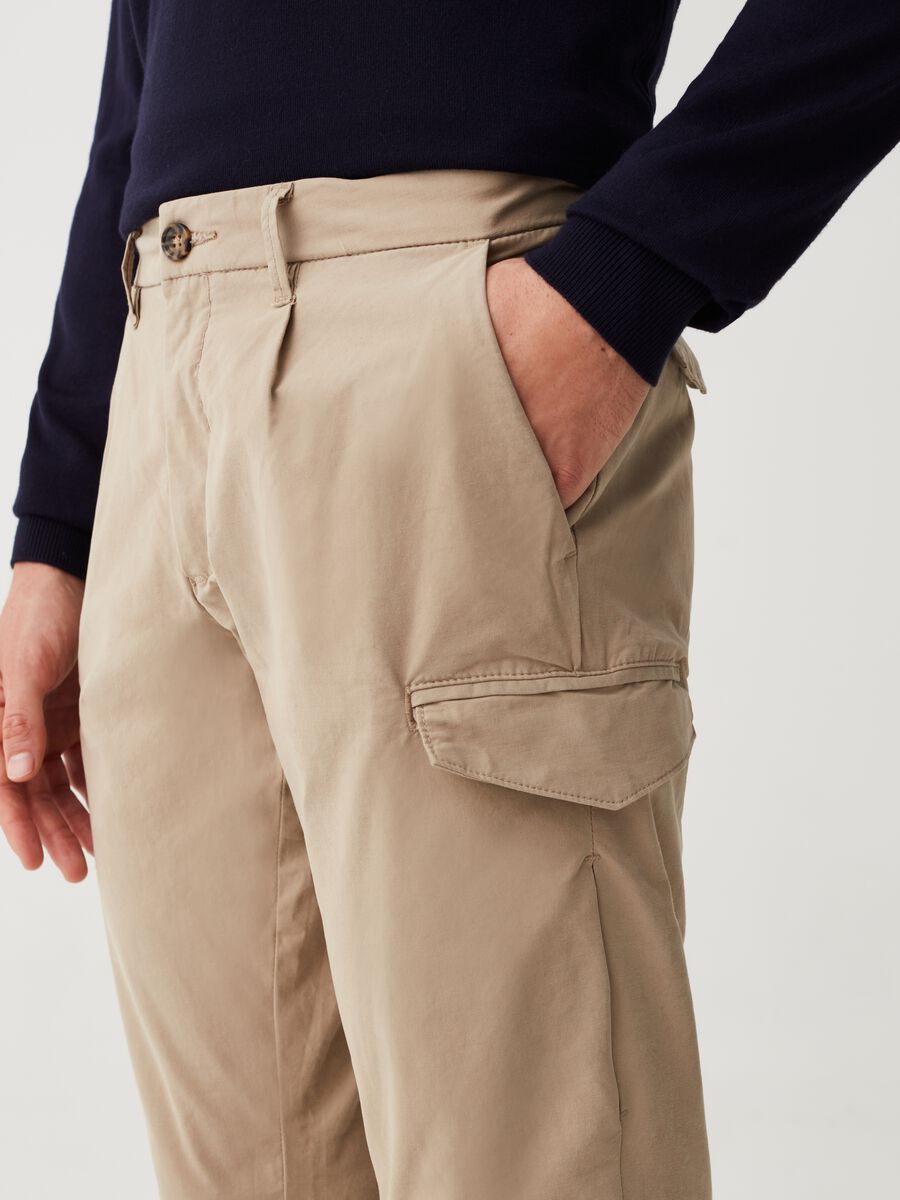 Pantaloni cargo con pinces_3