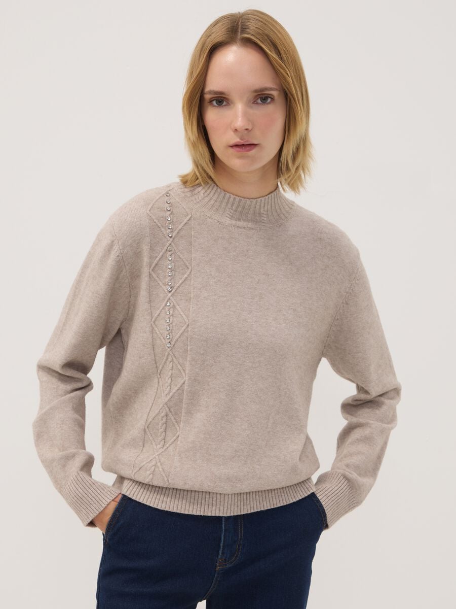 Maglia beige in misto viscosa con collo alto a costine regular fit_1