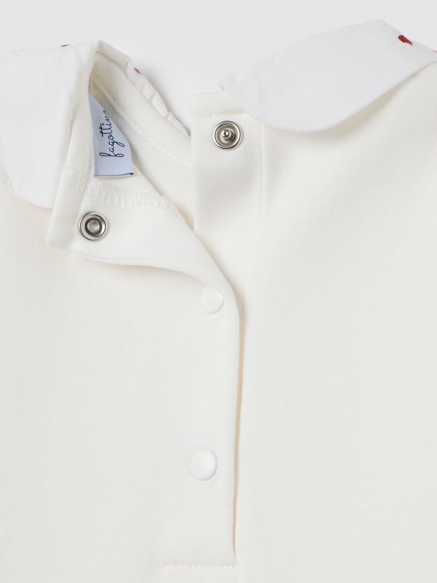 Body da neonata in puro cotone bianco con colletto arricciato_3