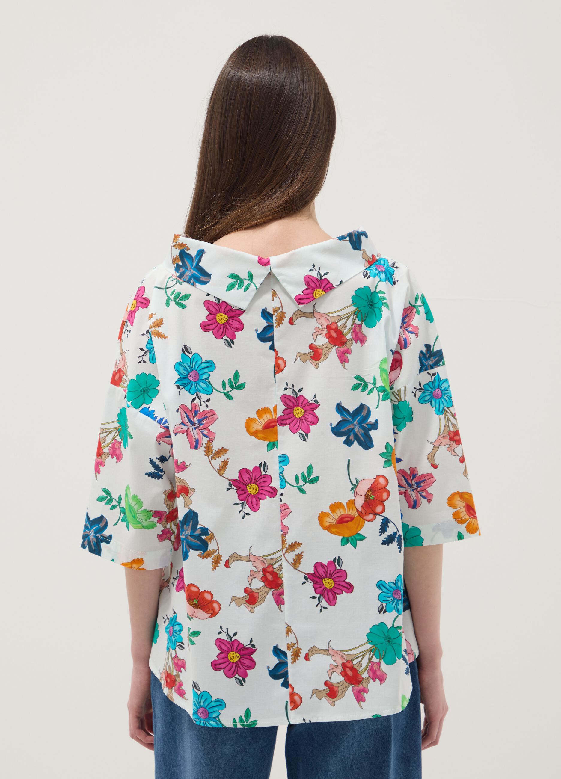 White stretch cotton top with floral print, regular fit