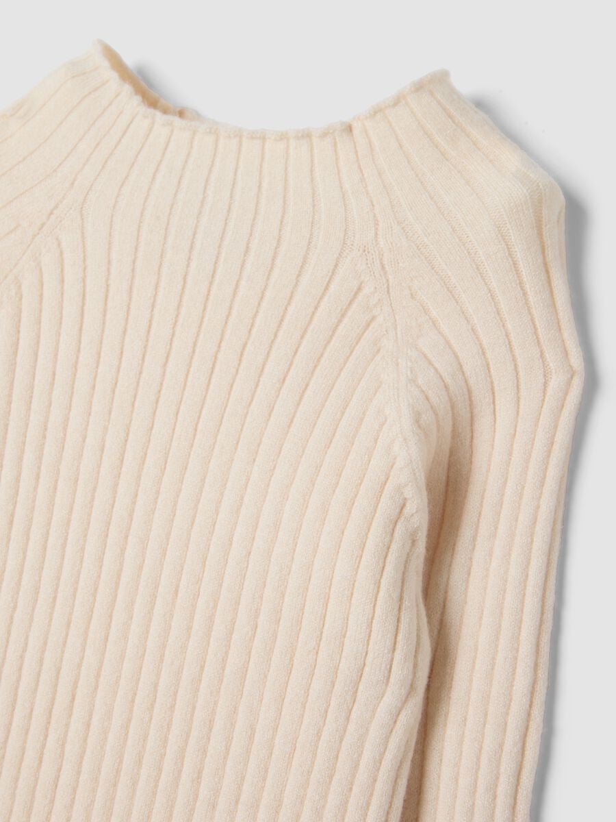 Maglia bianca in misto viscosa a coste con girocollo_2