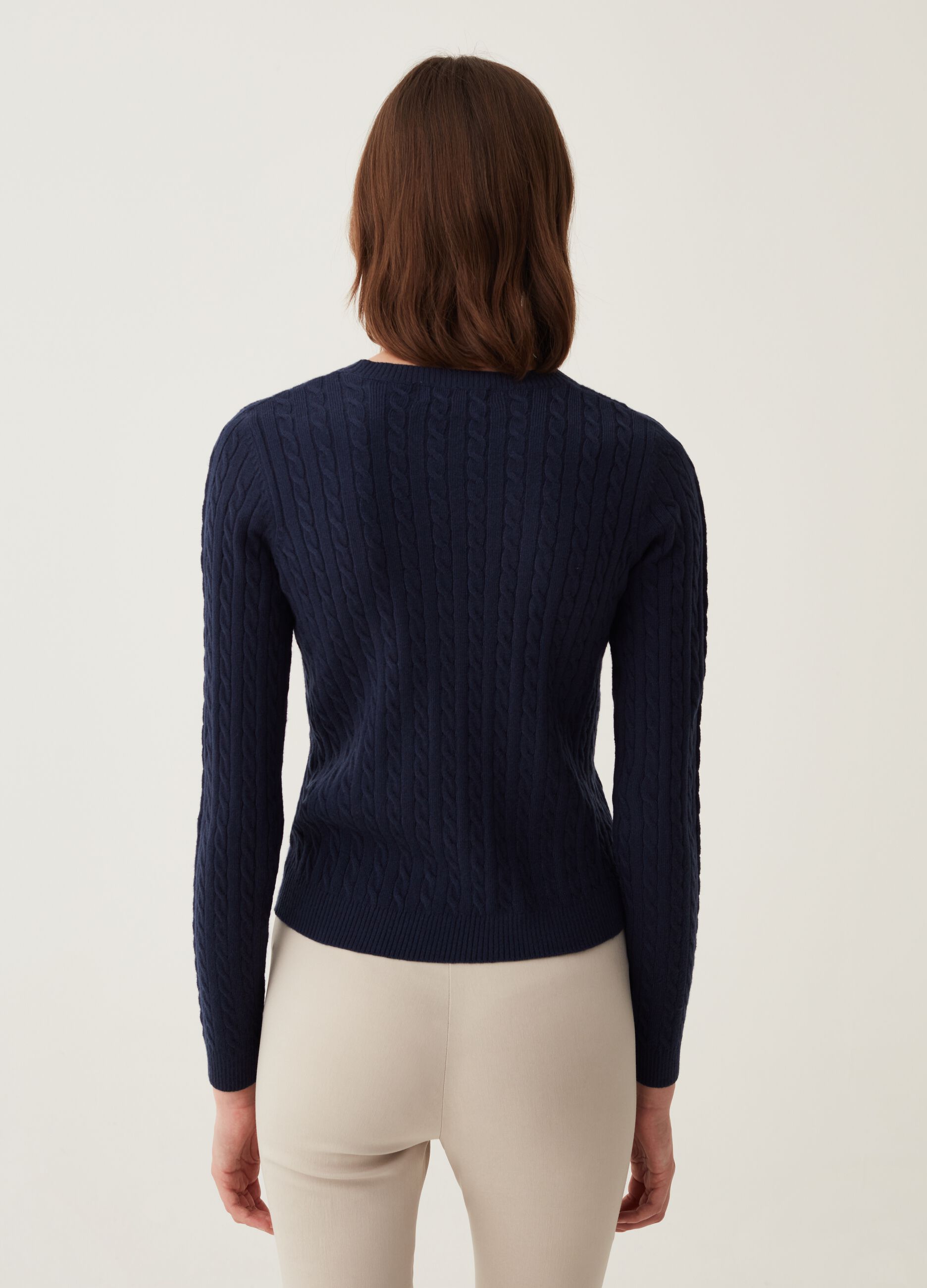 Pullover girocollo con lavorazione a coste_2