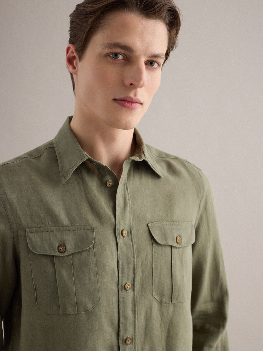 Camicia in puro lino verde regular fit con tasche_3