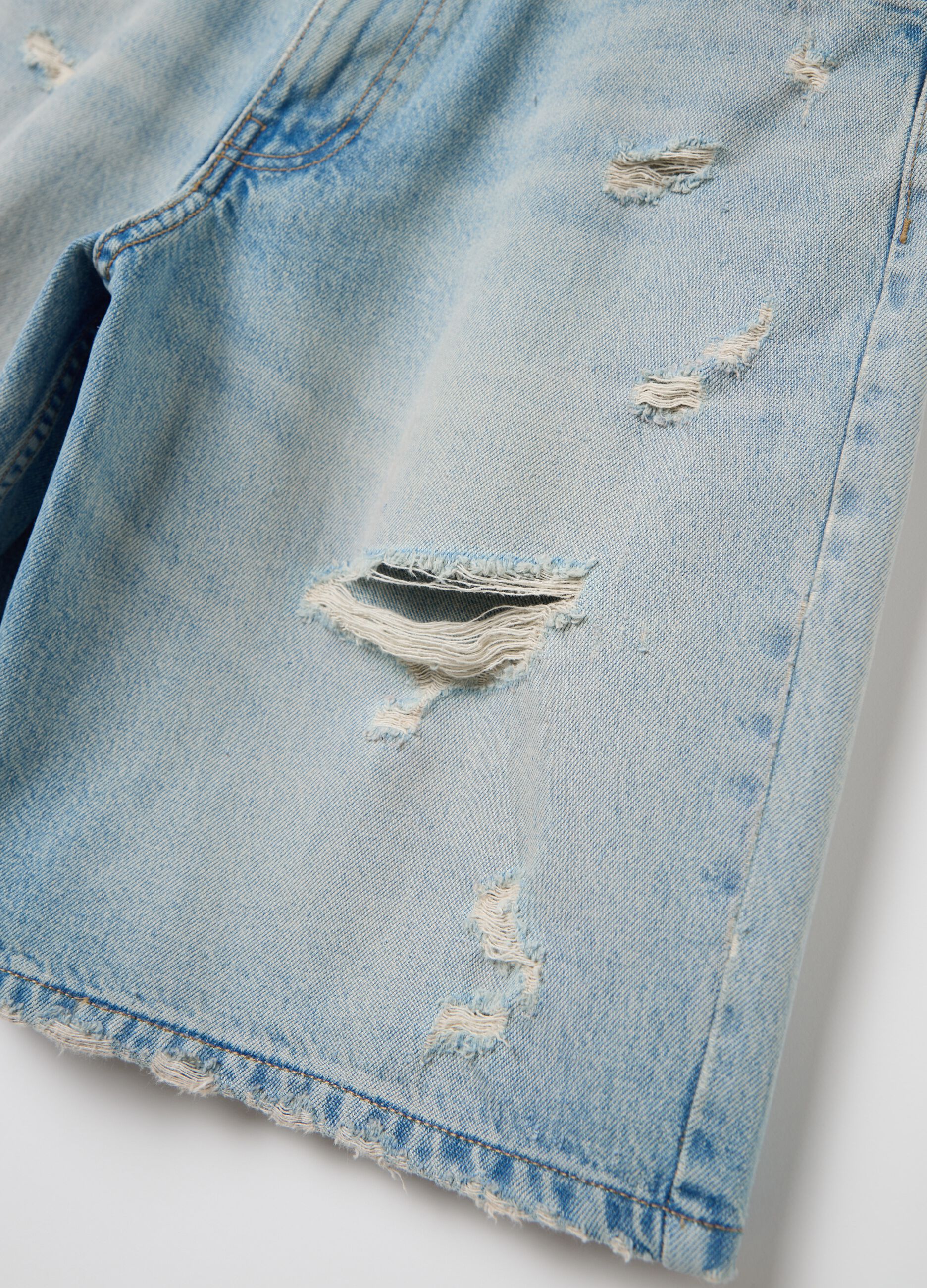 Shorts in denim blu con dettagli strappati