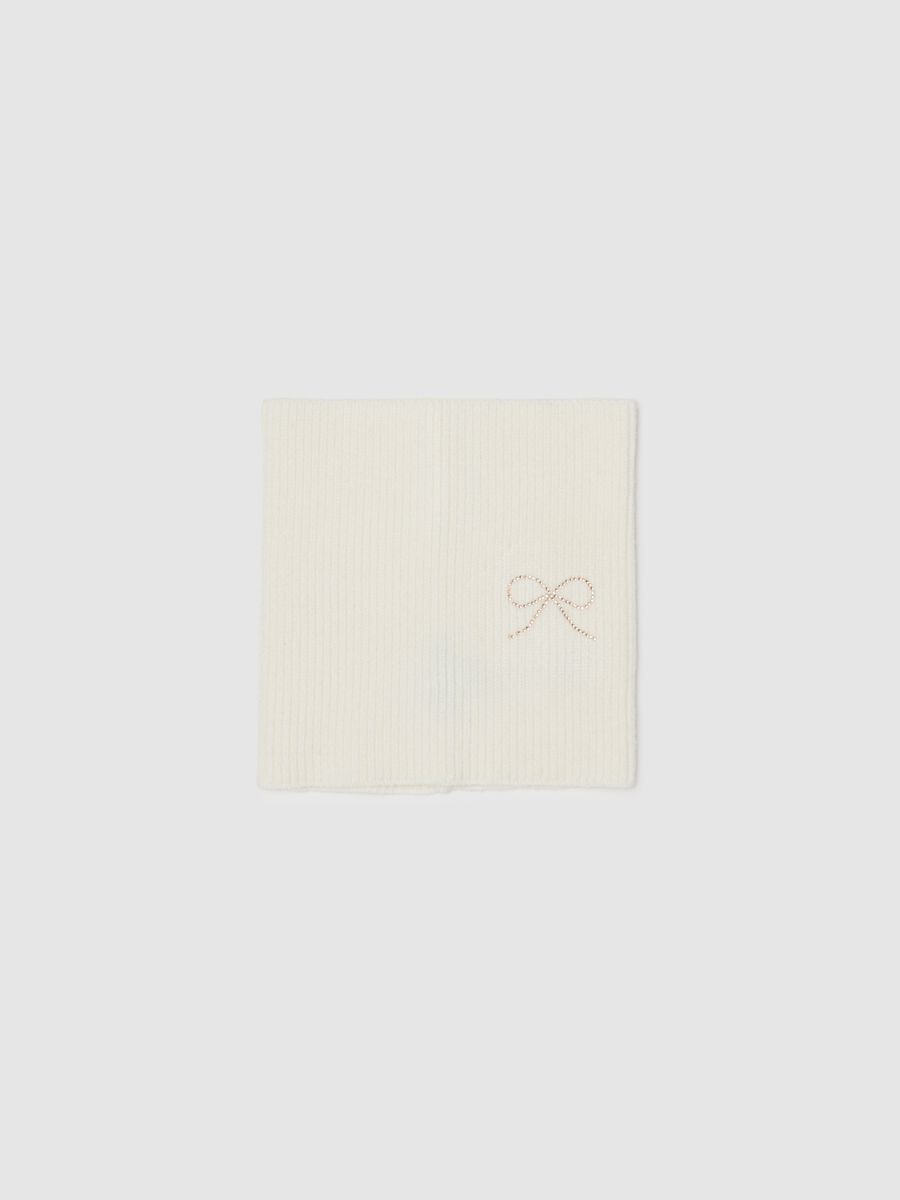 White girl's scarf with embroidery_0