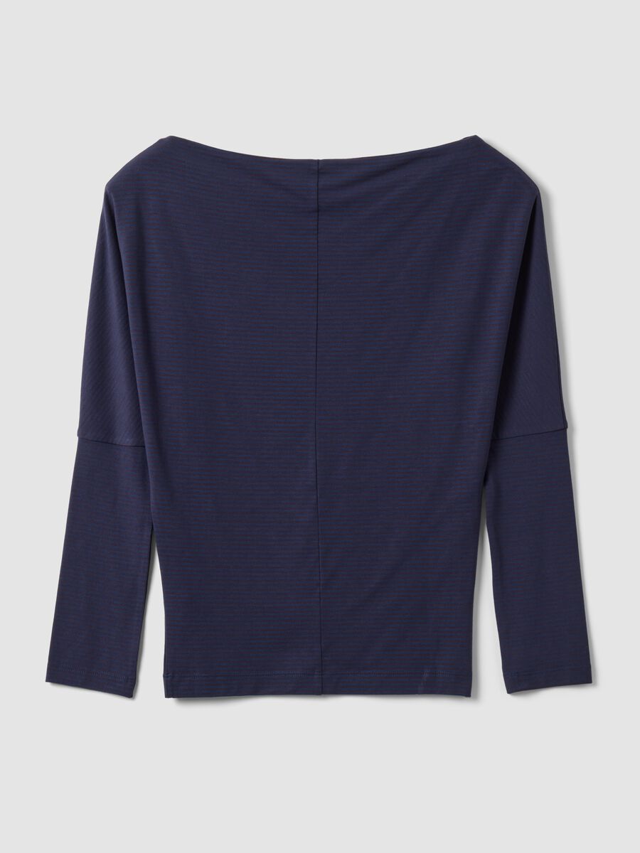 T-shirt blu in viscosa elasticizzata con scollo a barchetta_6