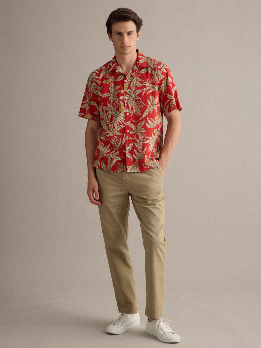 Camicia rossa in cotone organico con stampa tropicale_2