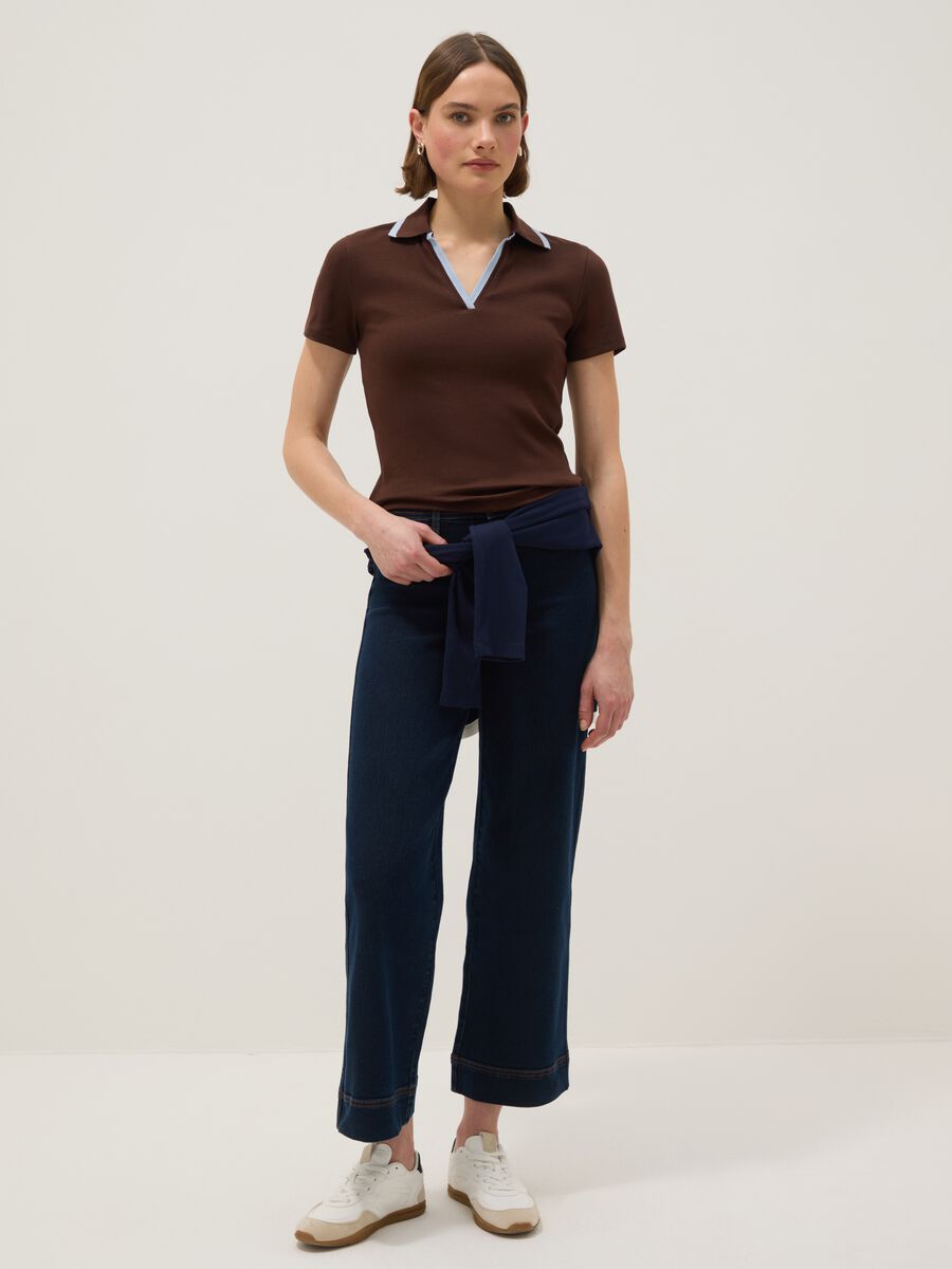 Polo in cotone elasticizzato marrone regular fit con collo a contrasto_1