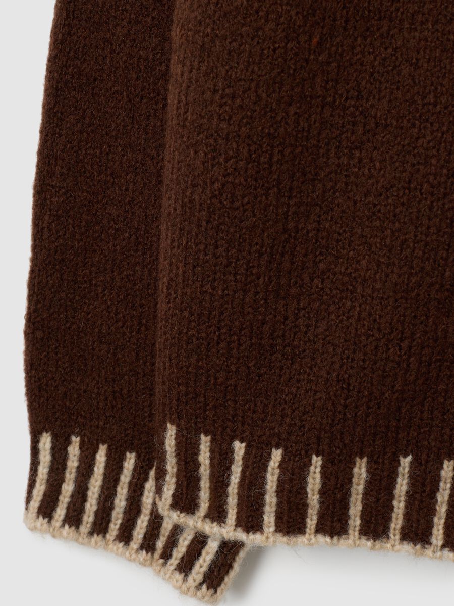 Maglione marrone con collo alto e bordi a contrasto_1