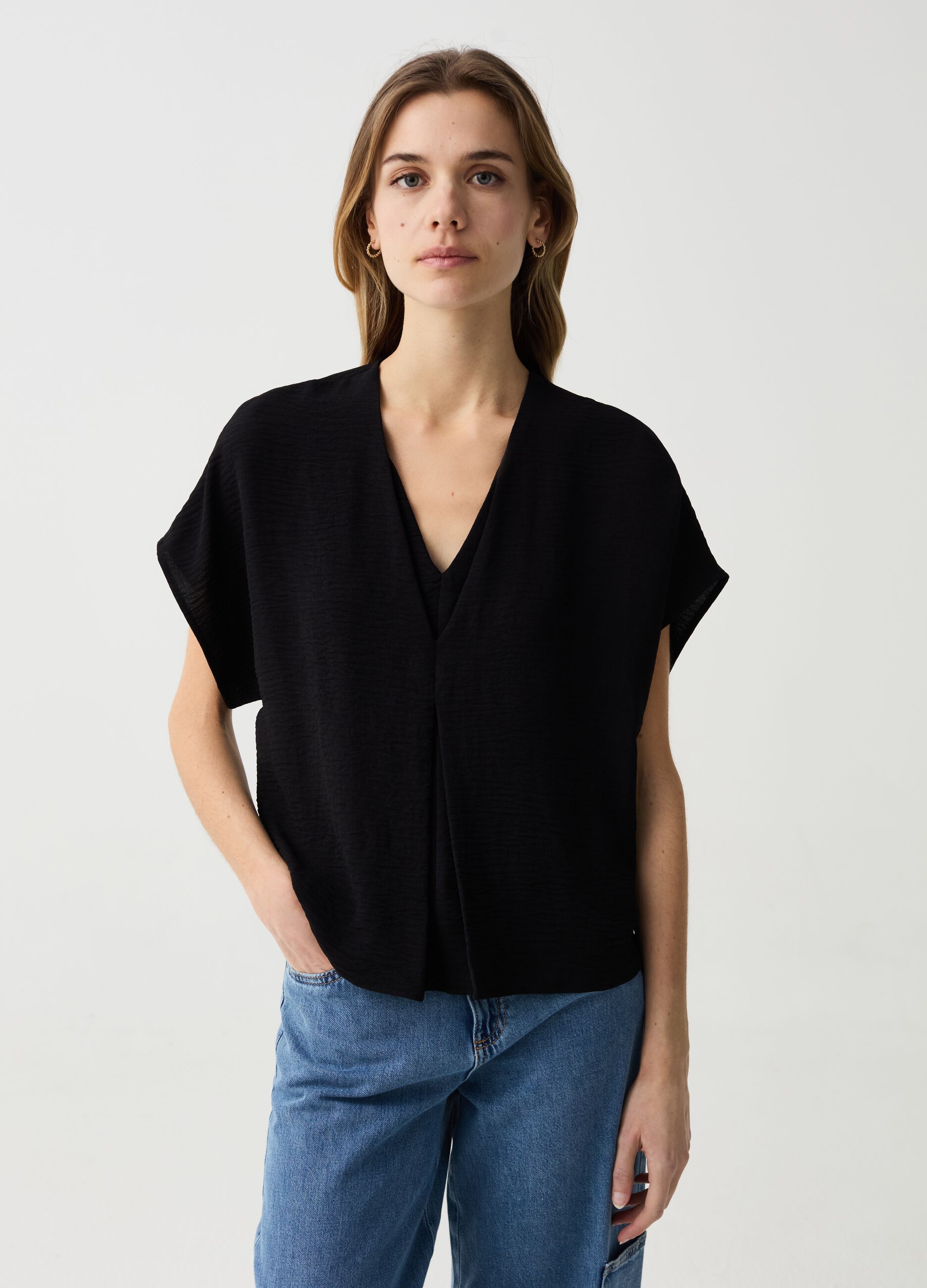 Blusa effetto crinkle con scollo a V