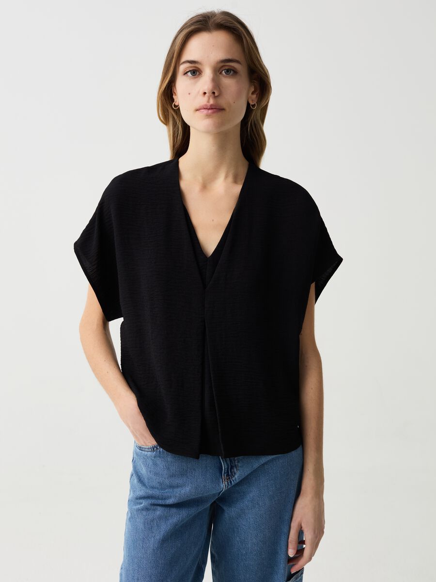 Crinkle-effect blouse with V neck_1