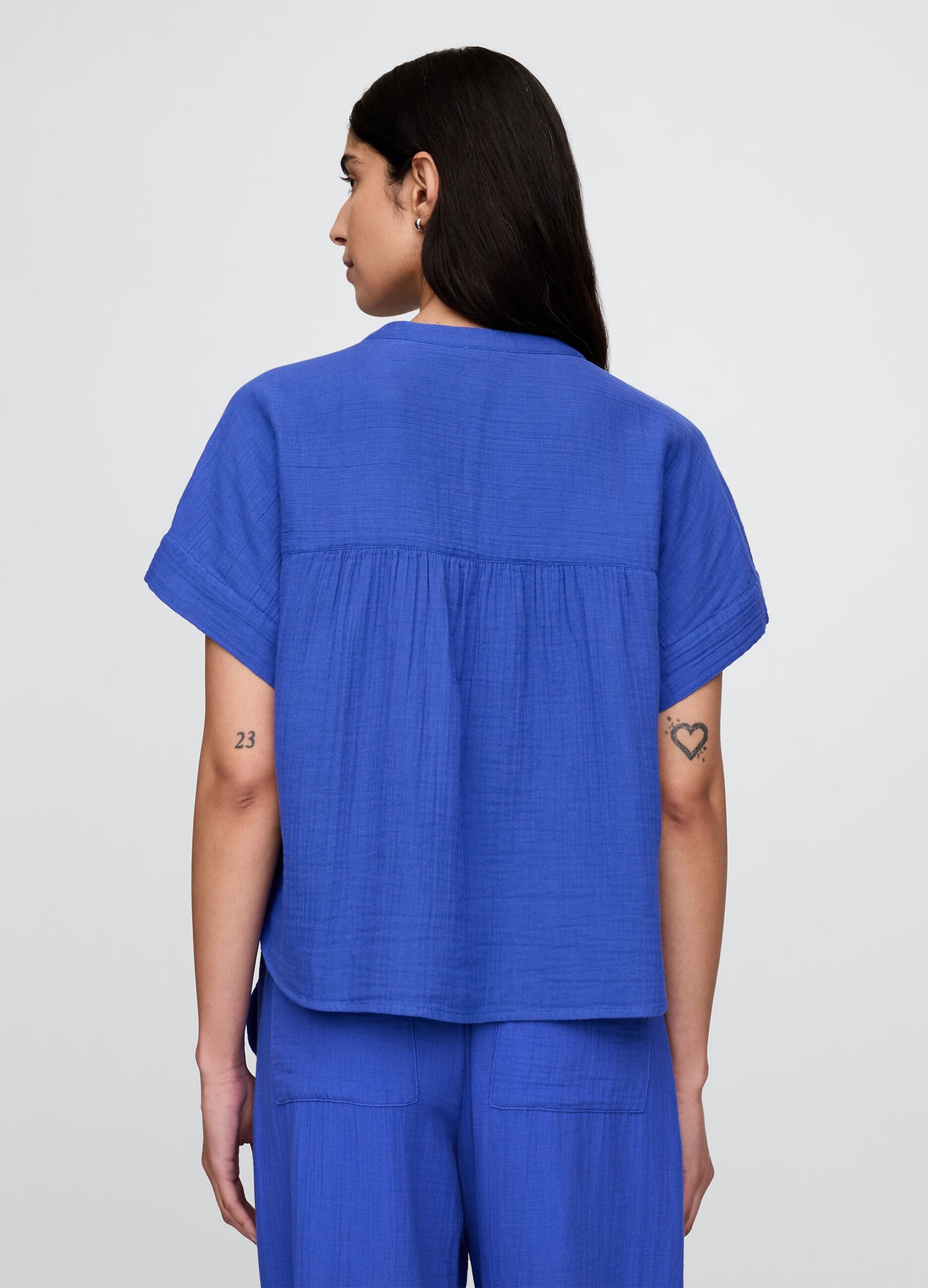 Blue blouse in cotton-viscose blend with short sleeves