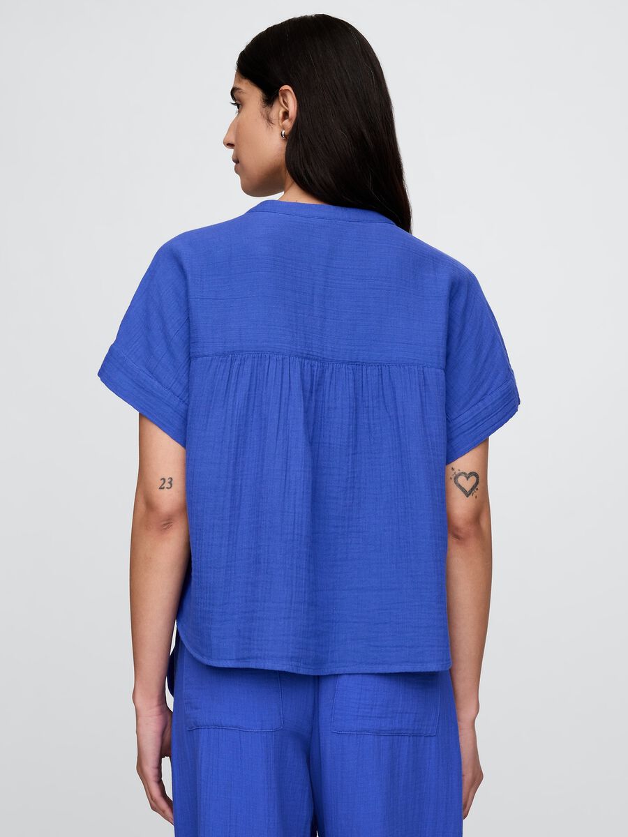 Blusa blu in misto cotone e viscosa con maniche corte_2