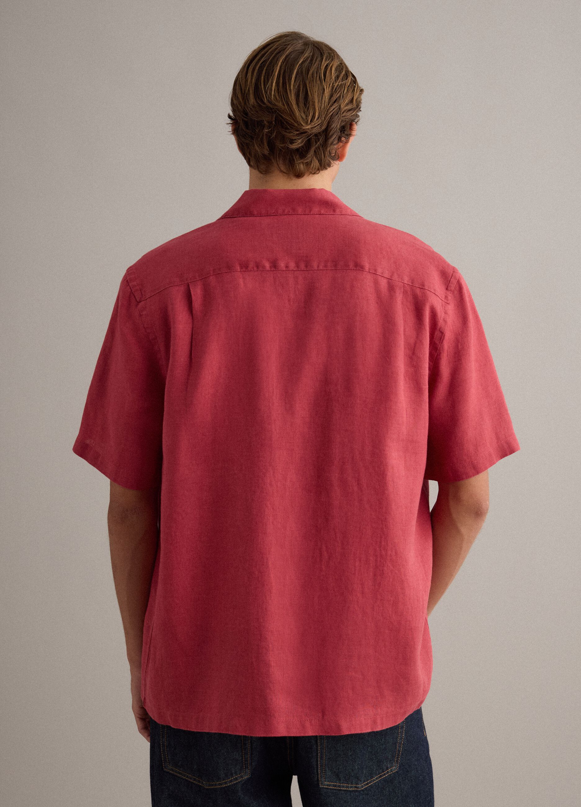 Red shirt with bowling collar in pure linen