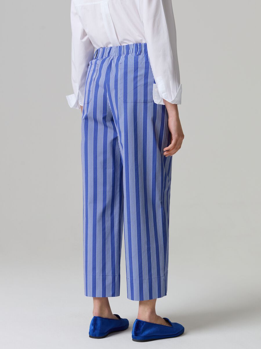 Pantalone cropped wide leg a righe sottili_2