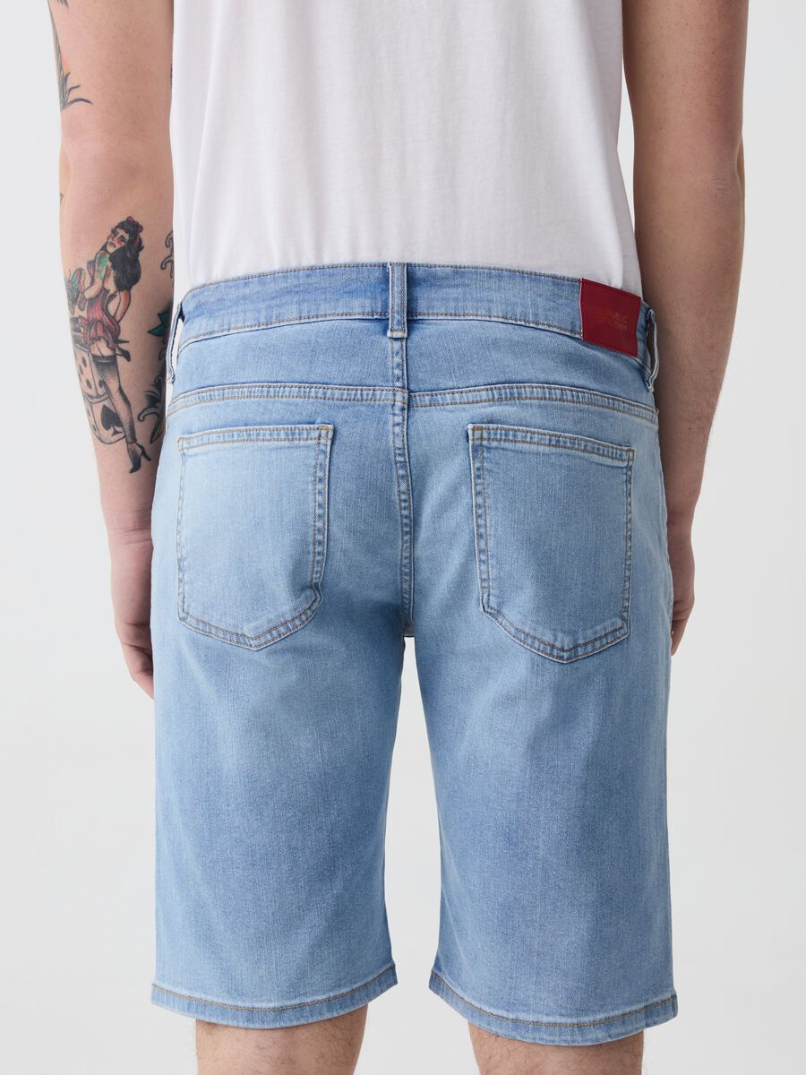 Slim-fit Bermuda shorts in denim with five pockets_2