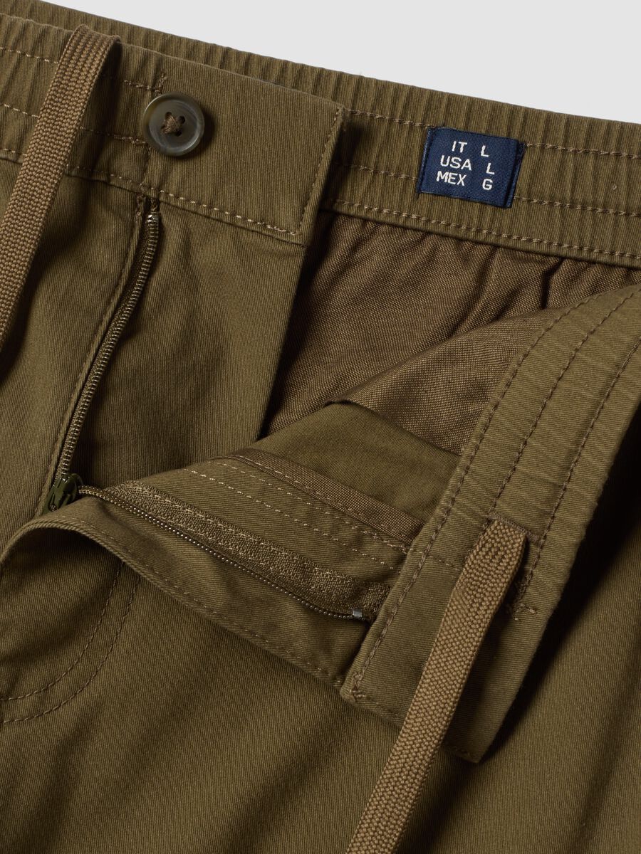 Pantaloni cargo verdi in cotone elasticizzato regular fit_1