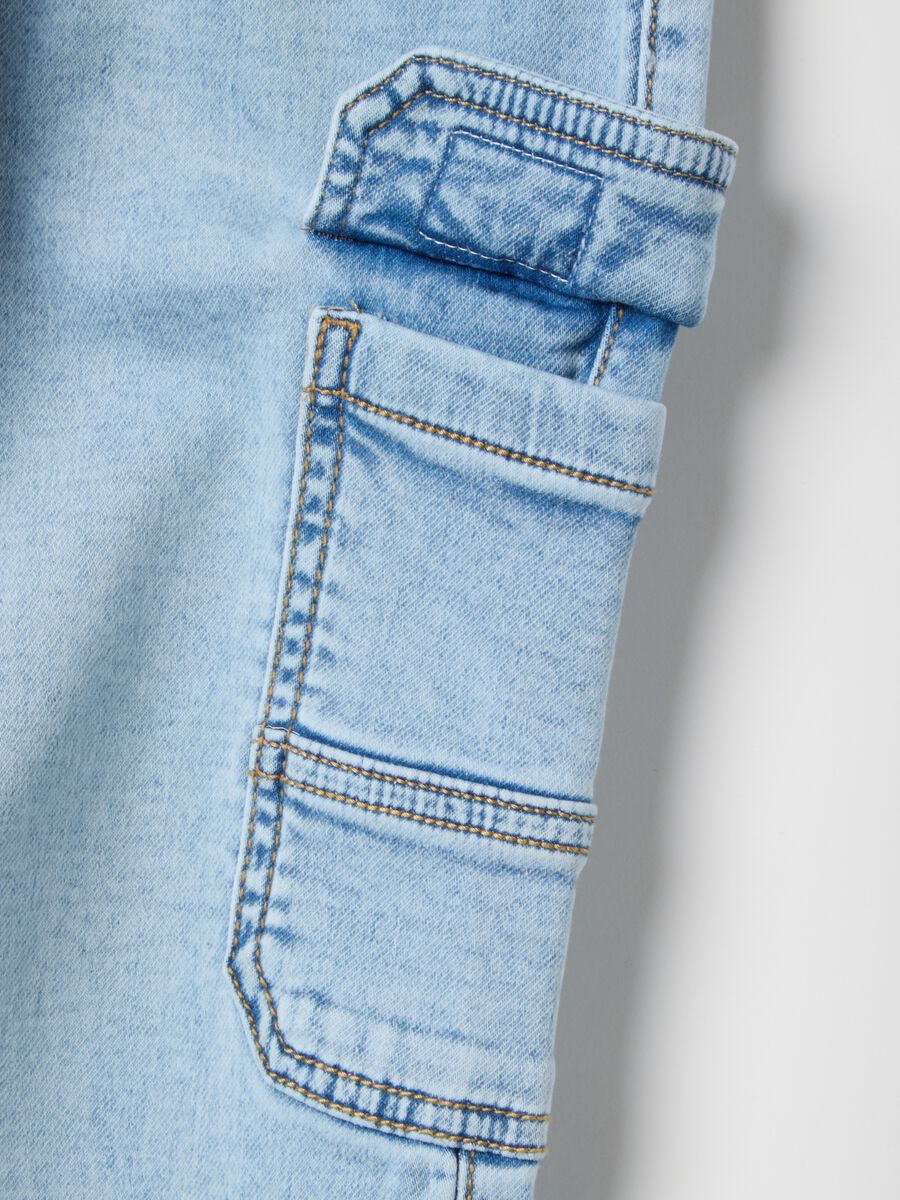 Jeans cargo in misto cotone azzurro da bambino regular fit con elastico_2