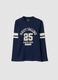 T-shirt blu in puro cotone organico con stampa college per ragazzo_0