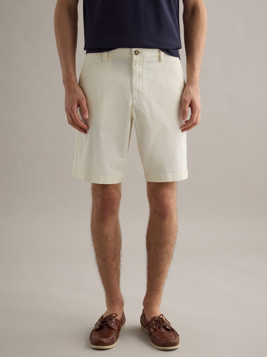 Shorts chino in cotone elasticizzato bianco regular fit_2