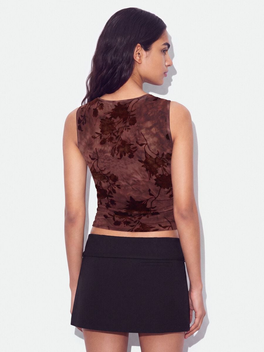 Top fitted rosso in tessuto elasticizzato con fantasia floreale_2