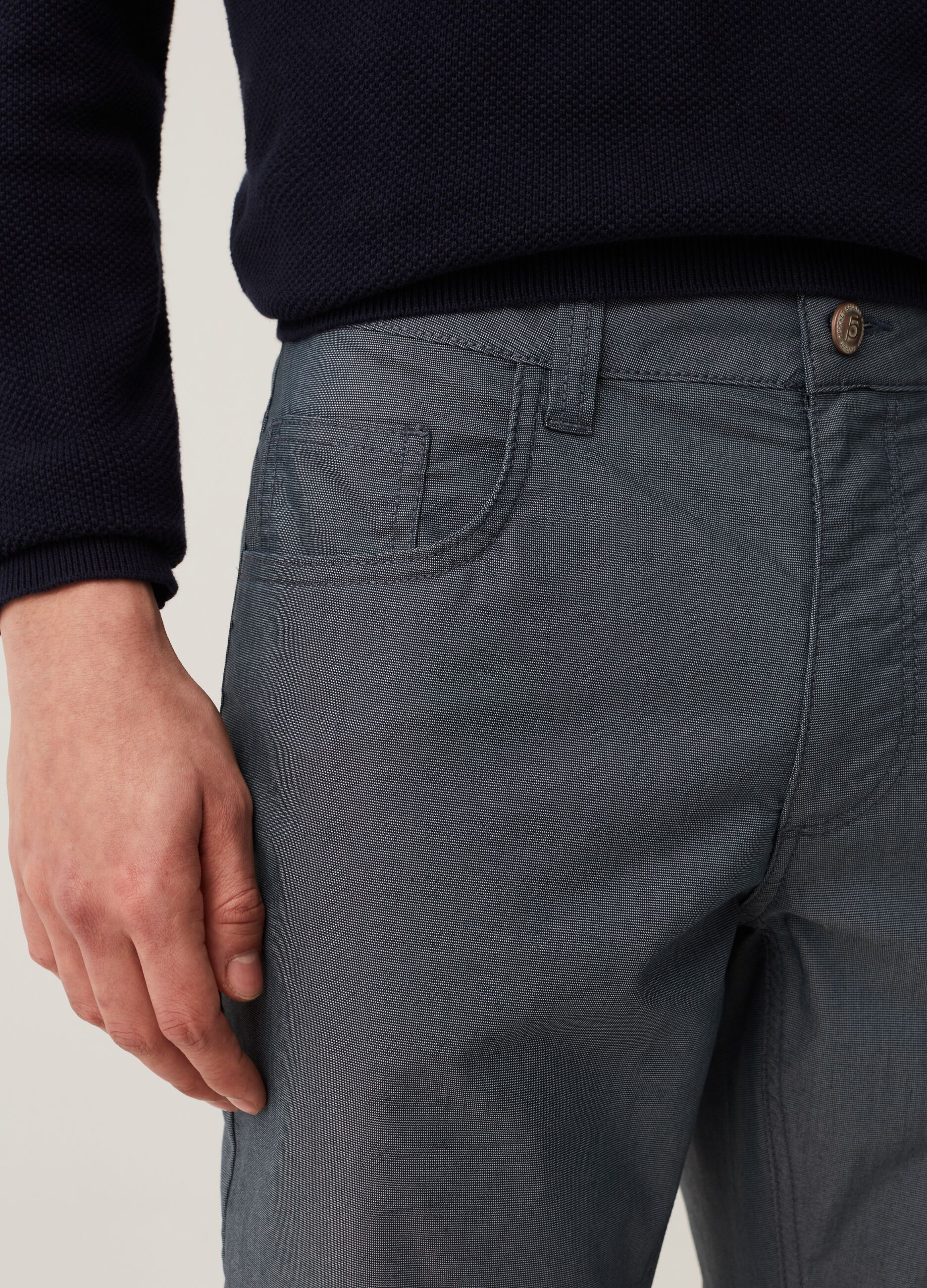 Pantaloni cinque tasche con micro trama