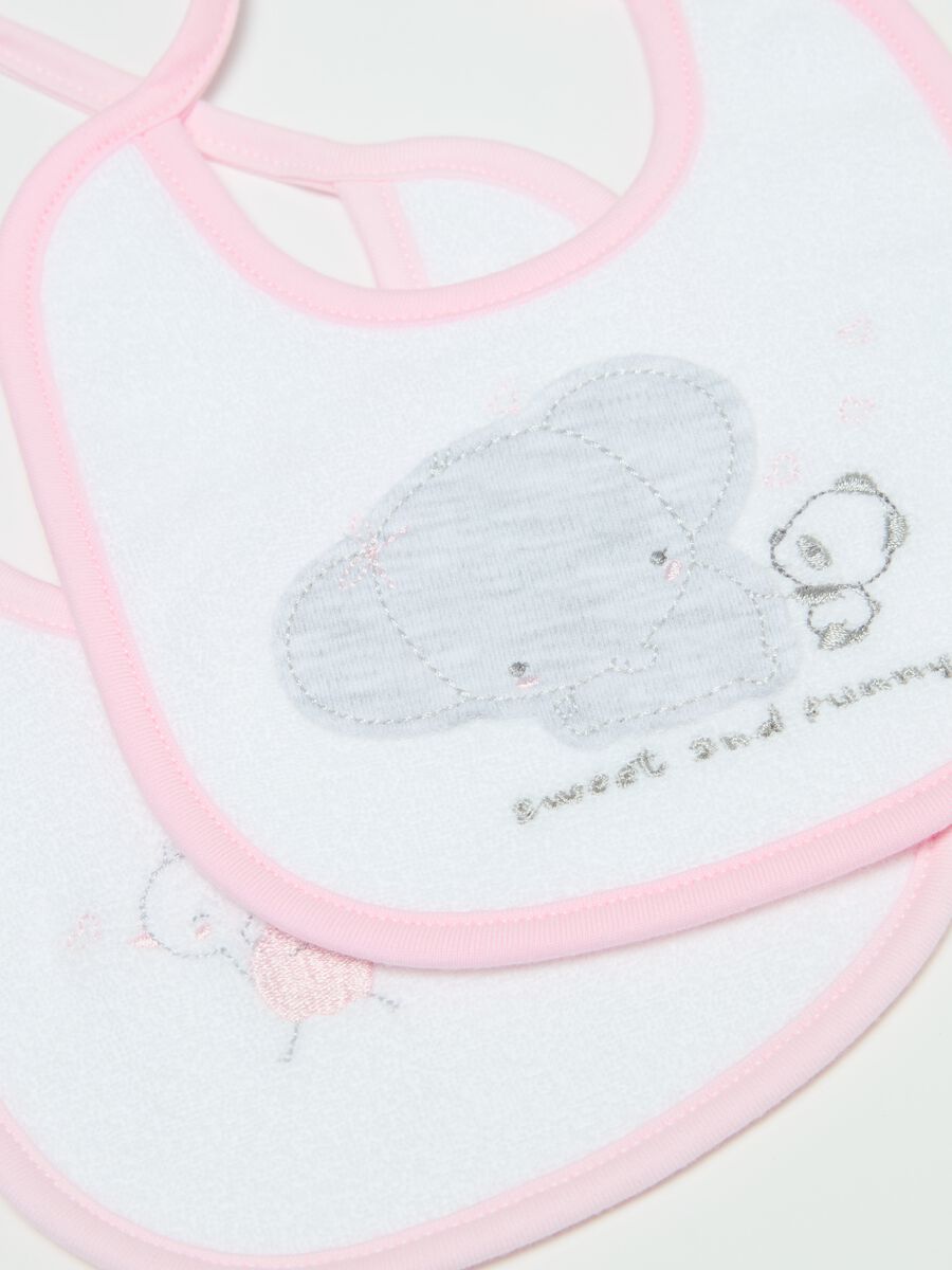 Two-pack bibs with animals patches_1