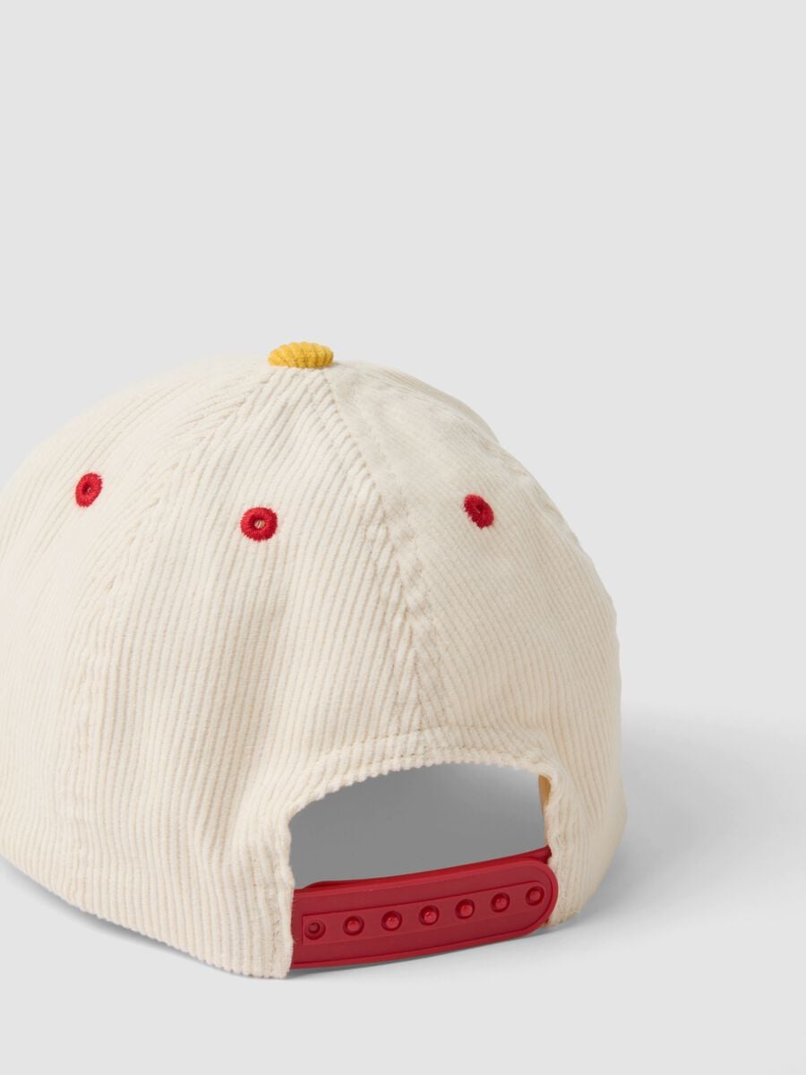 Cappello beige in puro cotone con visiera blu e patch_1