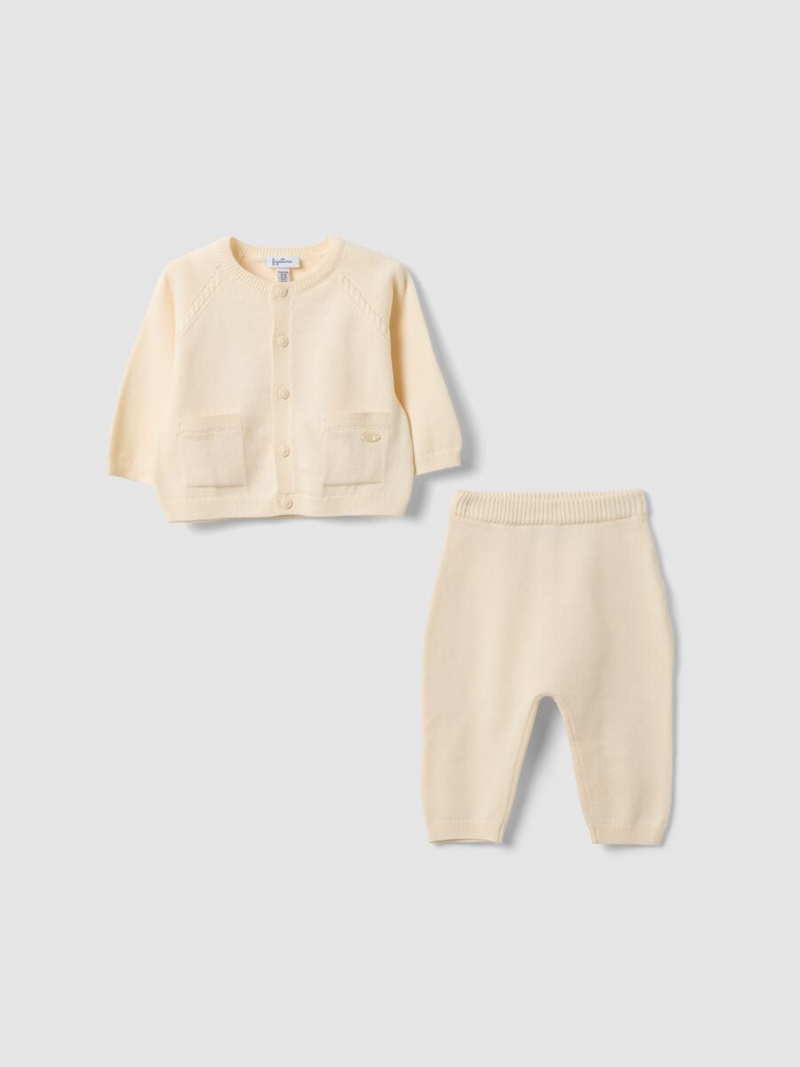 Completo beige in puro cotone organico con cardigan e pantaloni in maglia_0