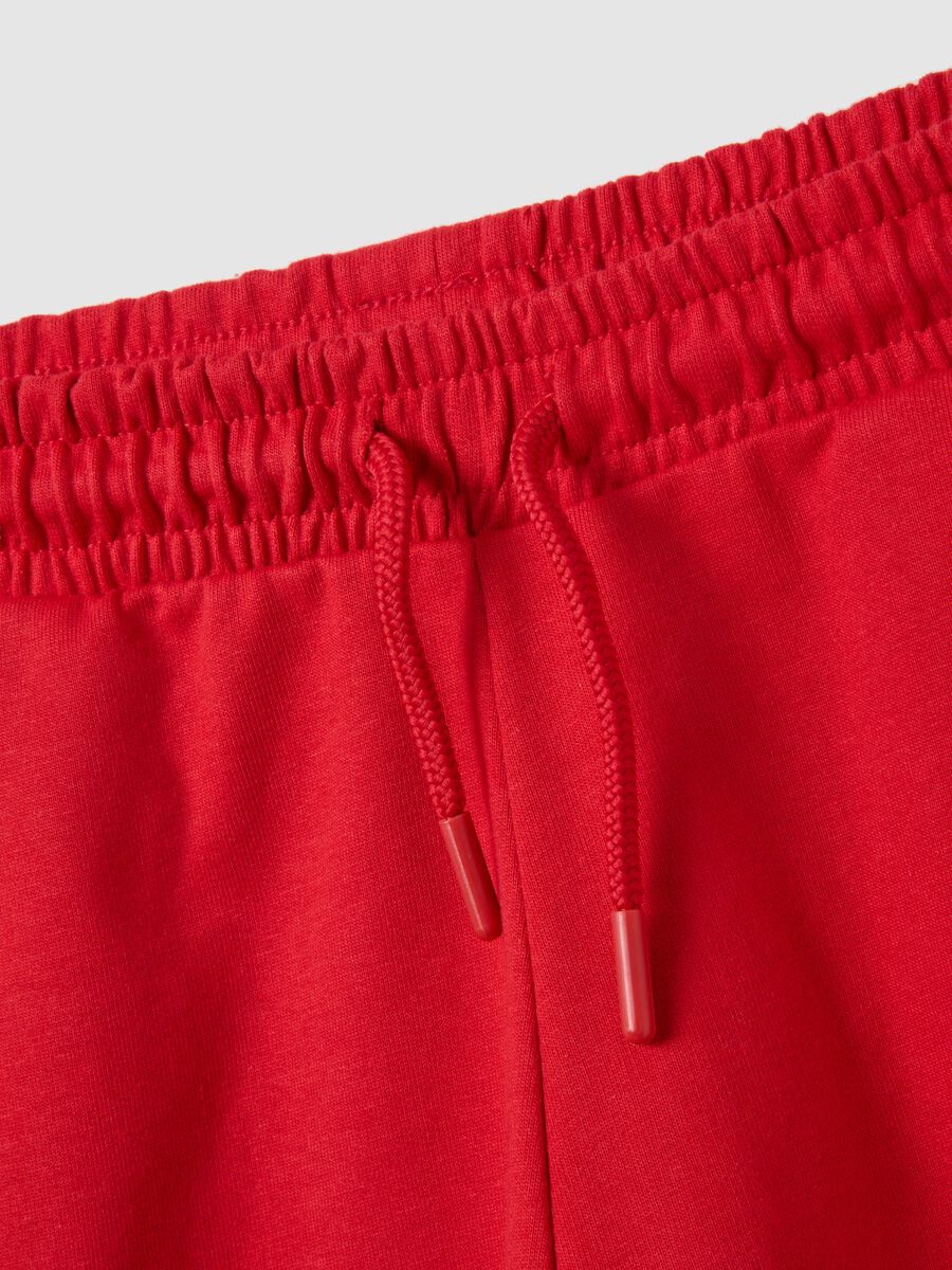Red cotton regular fit elastic waist shorts for kids_2