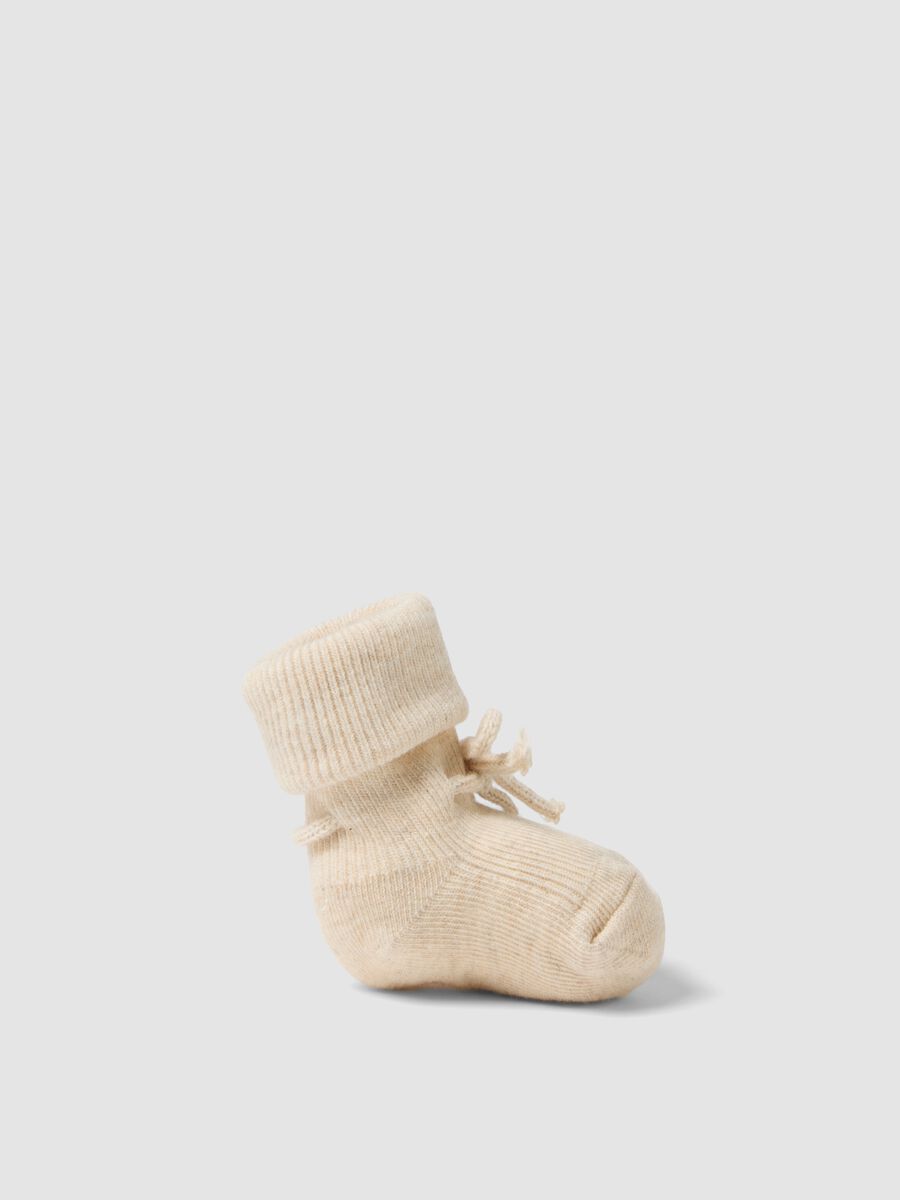 Scarpine beige in maglia di cotone organico per neonata_0
