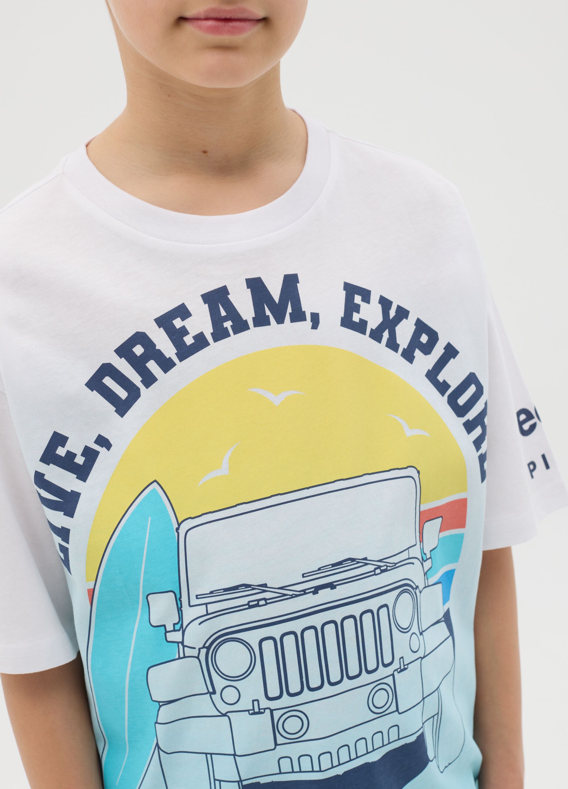 Cotton T-shirt with "Live, Dream, Explore" print