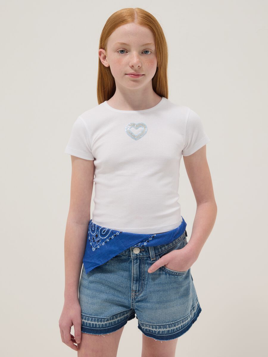 T-shirt fitted bianca in puro cotone da ragazza con cuore di perline_0