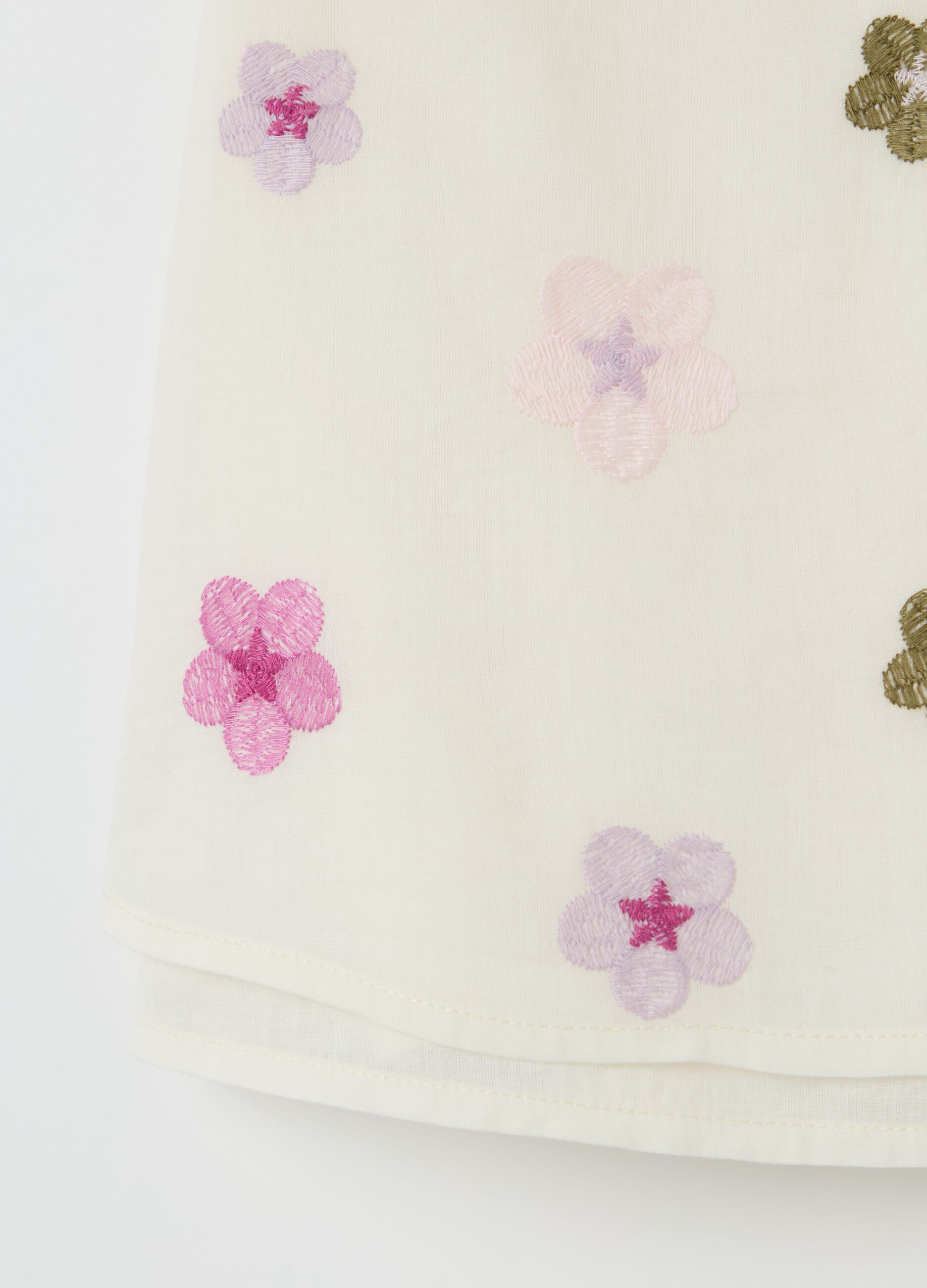Cotton blouse with small flowers embroidery