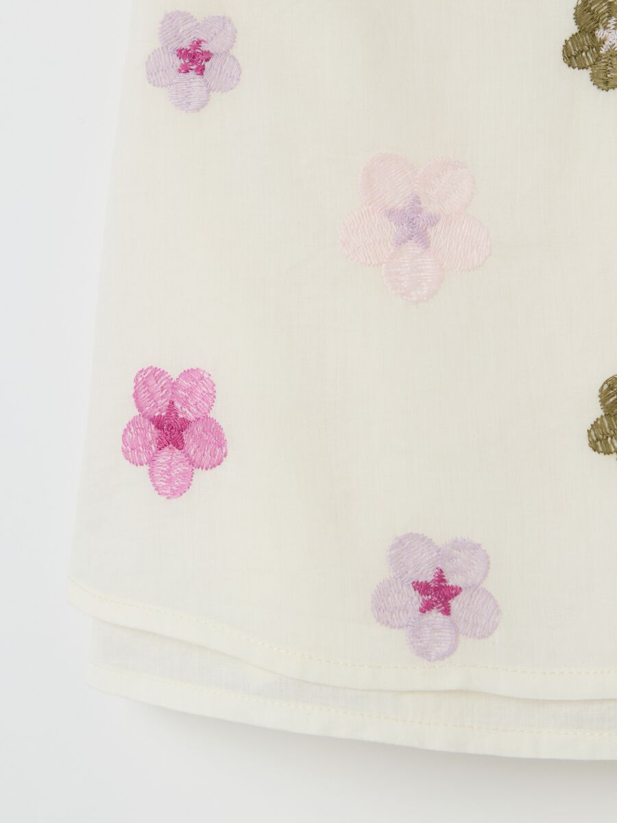 Cotton blouse with small flowers embroidery_2