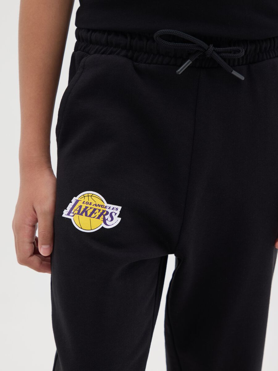 Pantaloni da ragazzo in puro cotone nero regular fit con stampa NBA_3