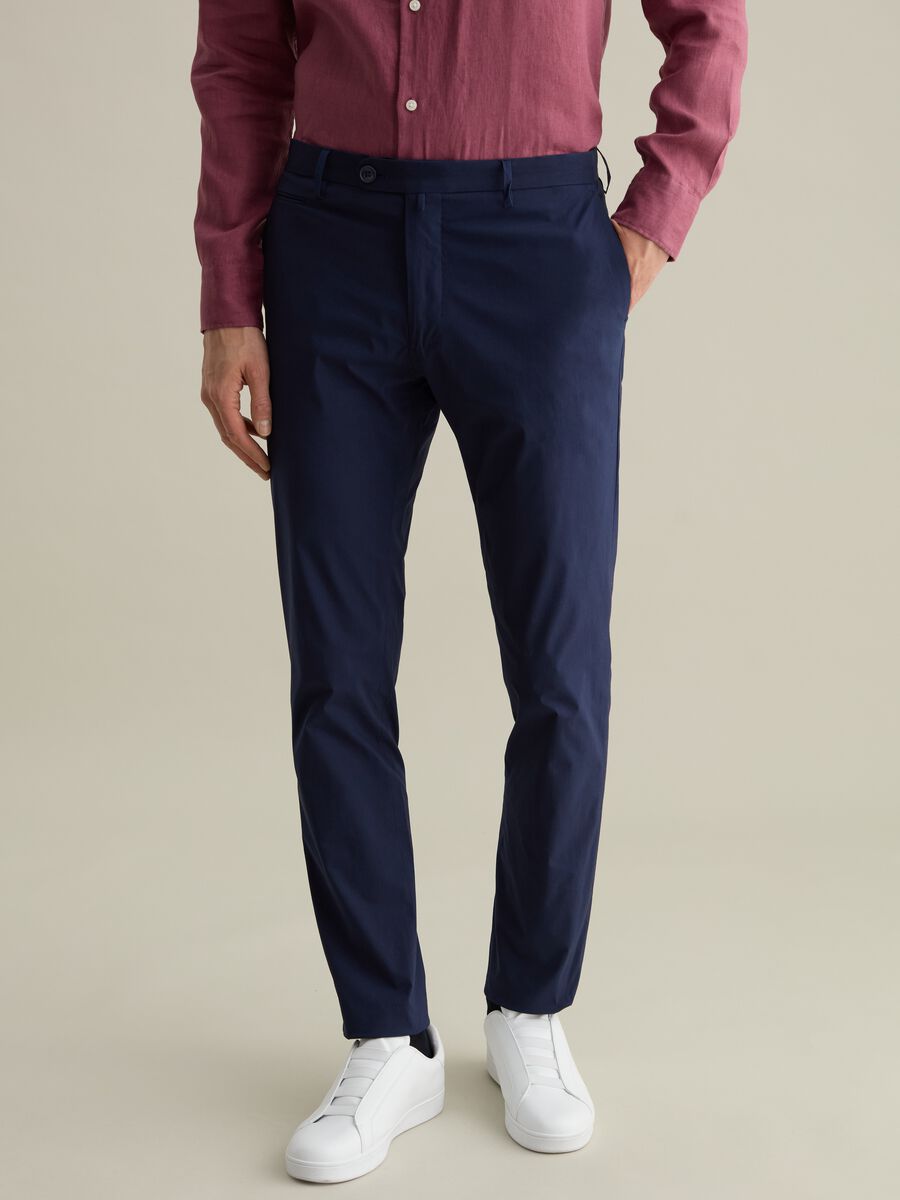 Contemporary slim-fit trousers in stretch cotton_1