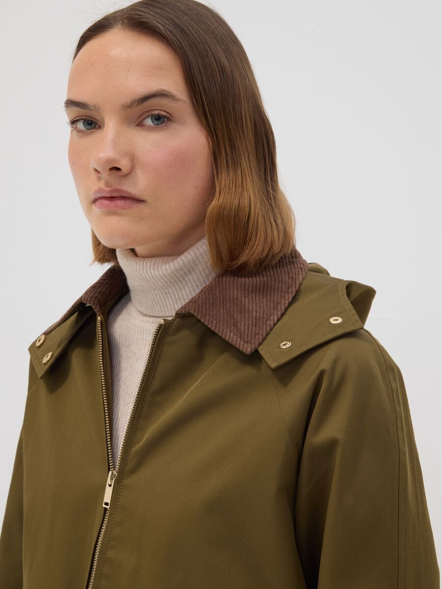 Giacca parka verde con cappuccio e collo a coste in misto cotone_2