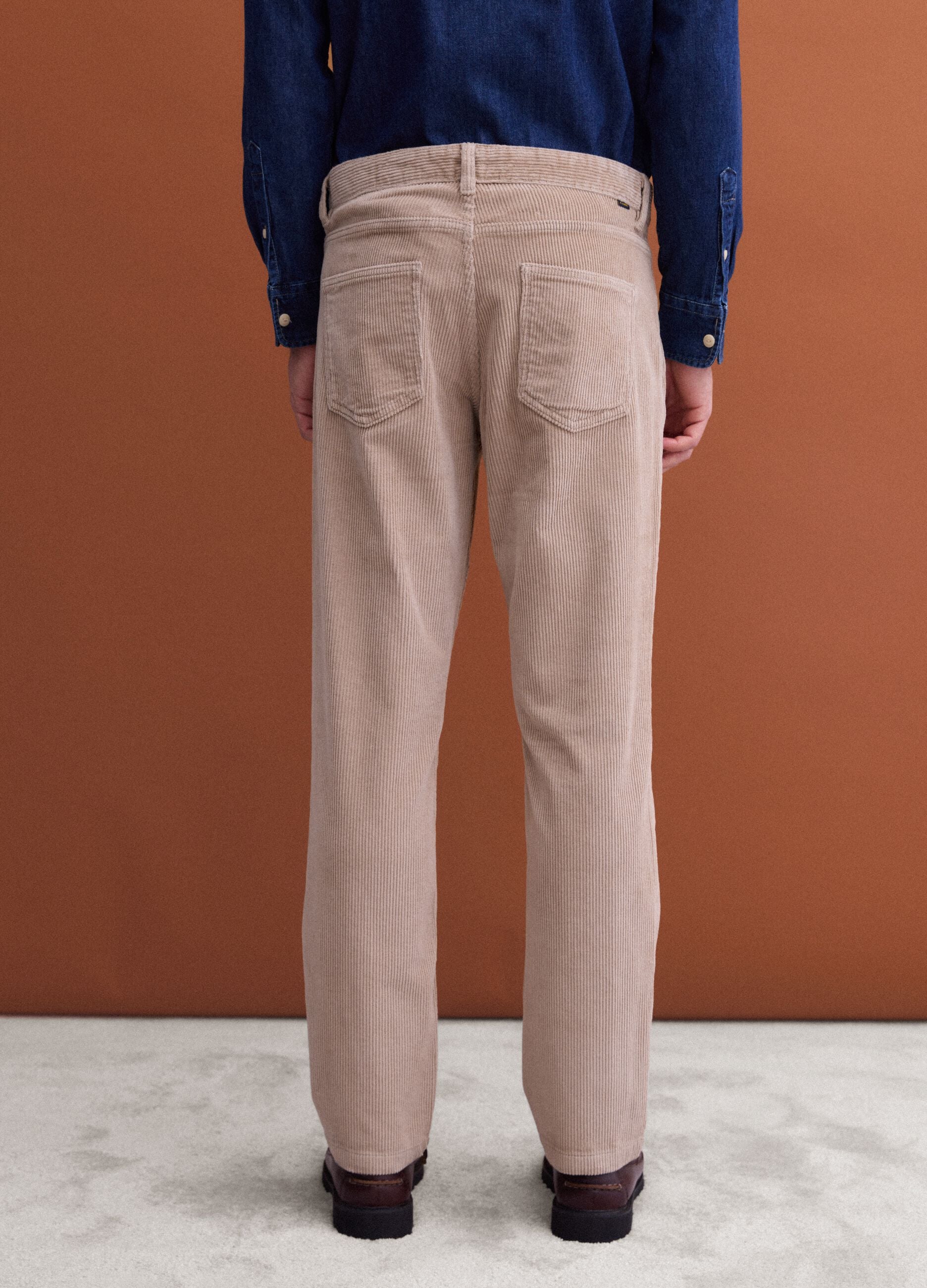 Pantaloni beige in cotone elasticizzato a coste regular fit