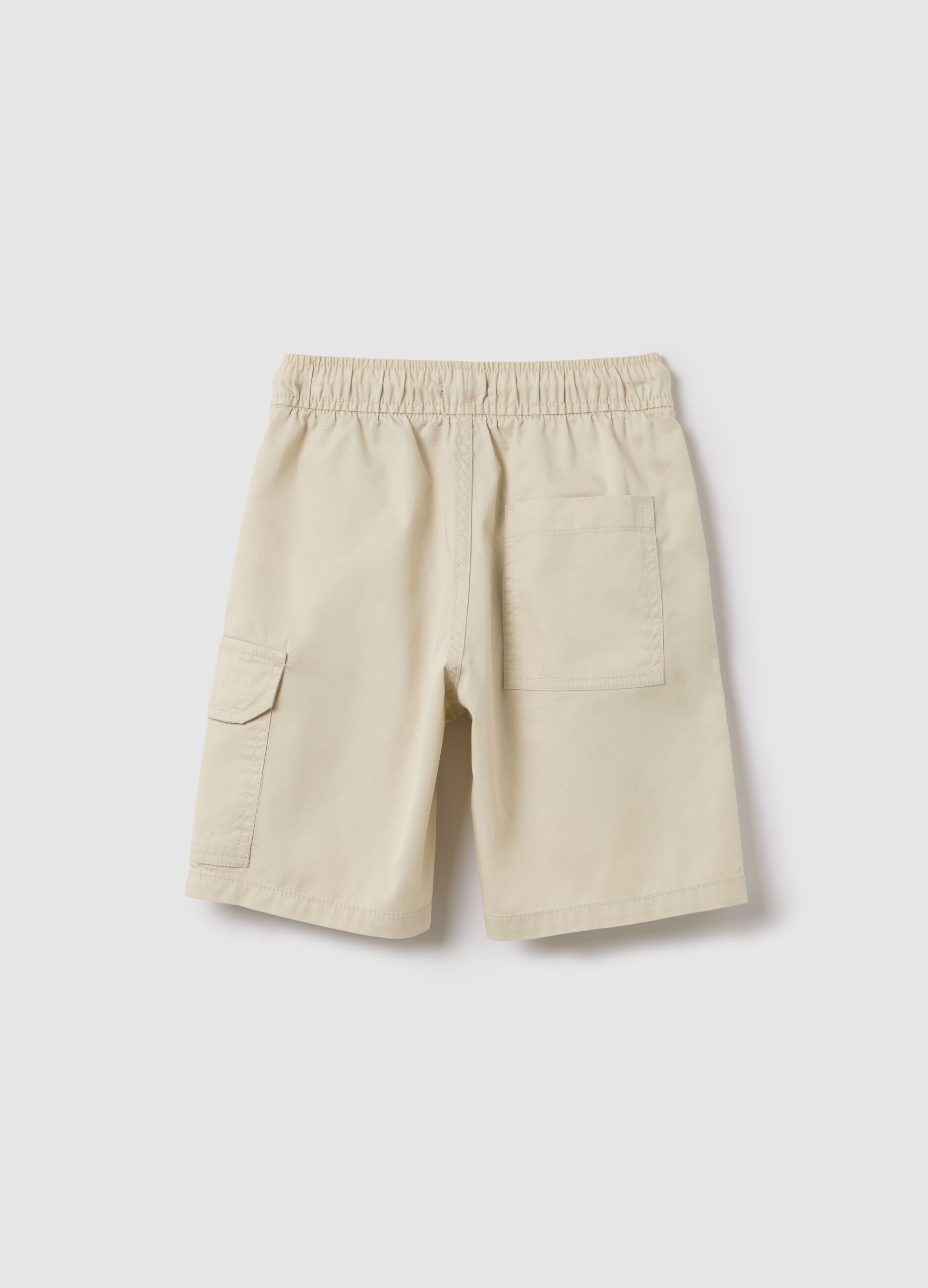 Boys’ shorts in 100% beige cotton with regular fit and cargo pockets
