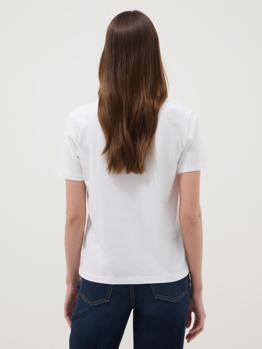 T-shirt in puro cotone bianca regular fit con stampa "Il diavolo veste Prada"_3