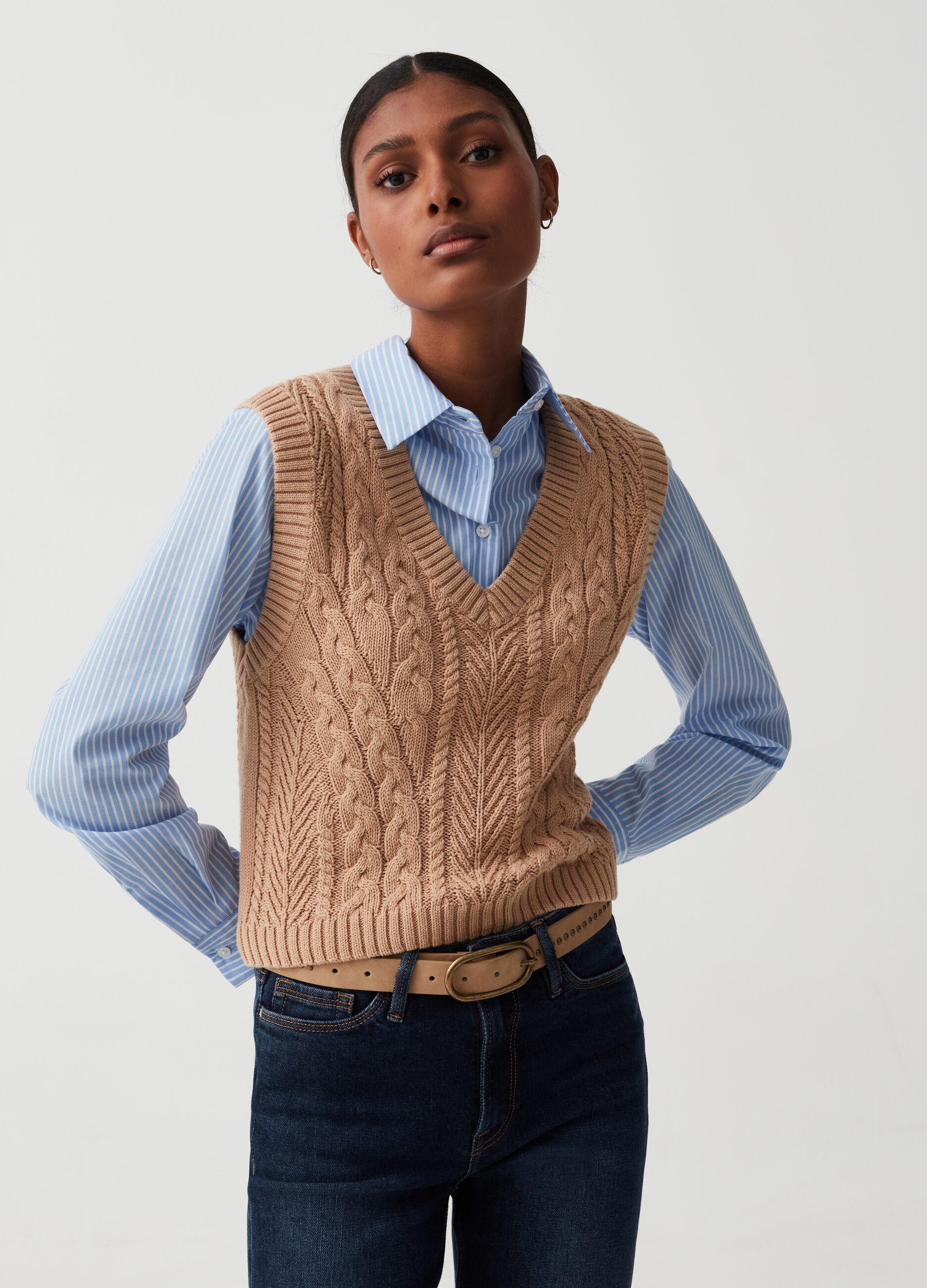 Cable-knit closed gilet with V neck