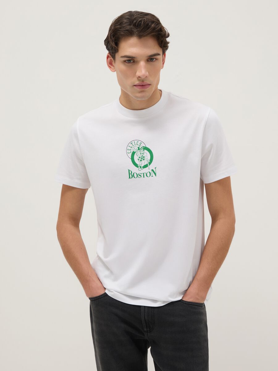 White regular fit pure cotton T-shirt with Boston Celtics logo_0