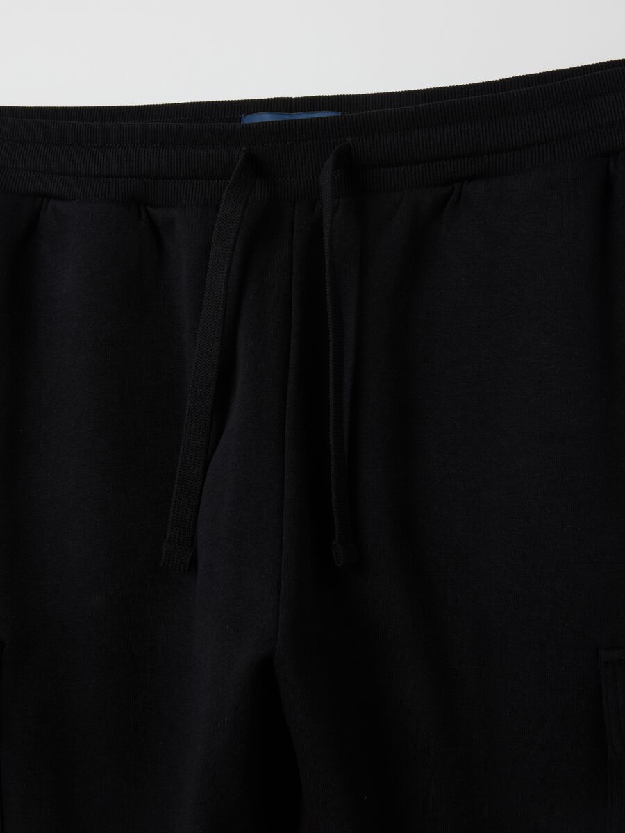 Pantaloni in misto cotone neri con tasche cargo_1
